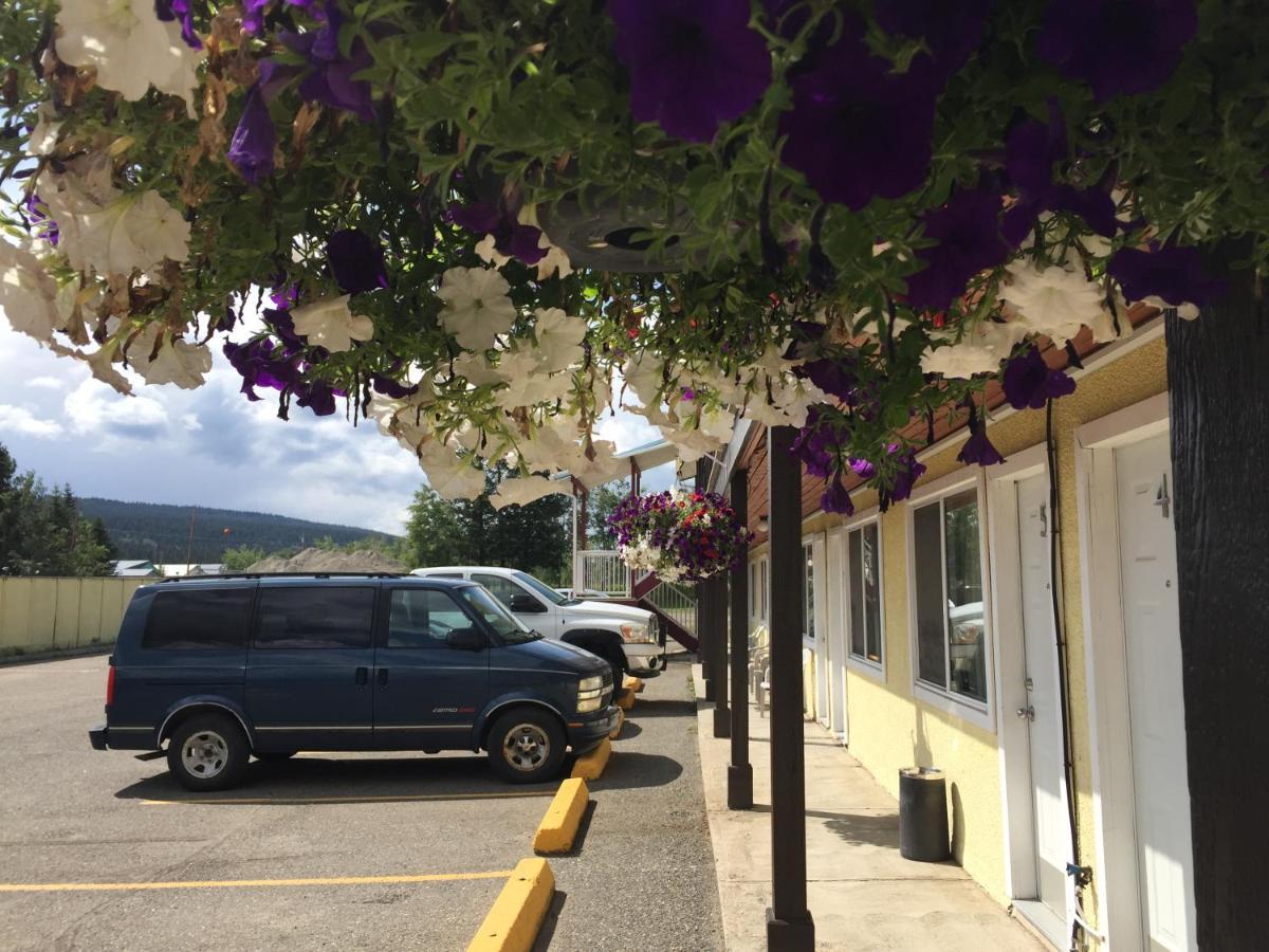 Westwood Motel 100 Mile House Exterior foto