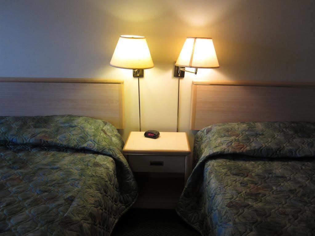 Westwood Motel 100 Mile House Exterior foto